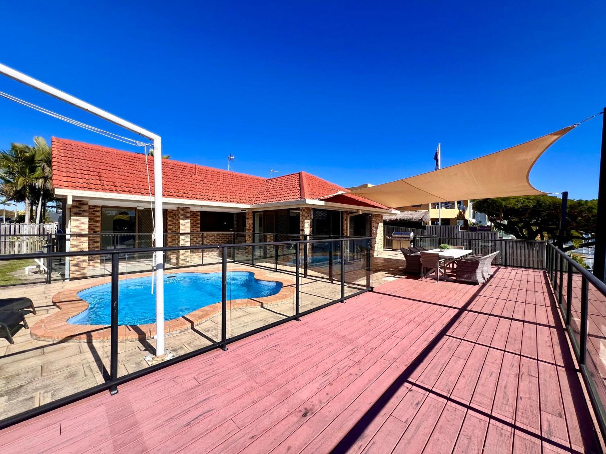 Waterfront Family House With Pool, Bbq Villa Gold Coast