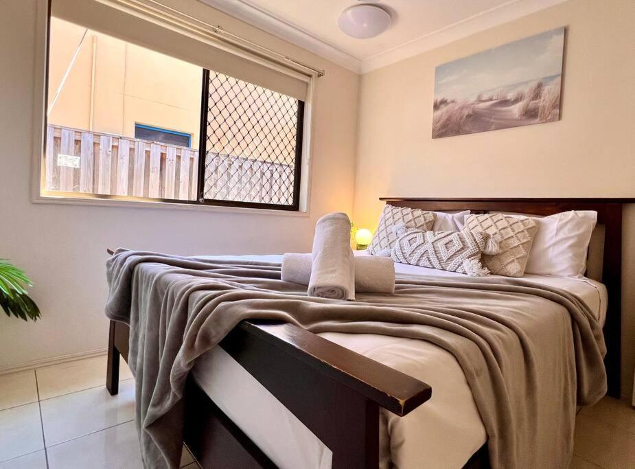 Villa Waterfront Family House With Pool, Bbq *