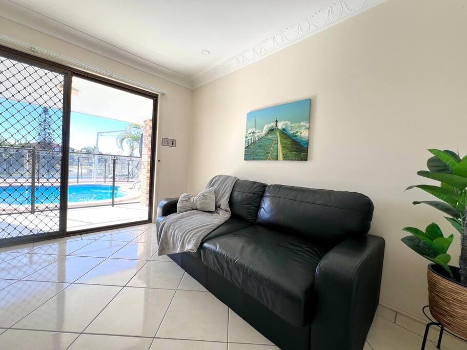 Villa Waterfront Family House With Pool, Bbq