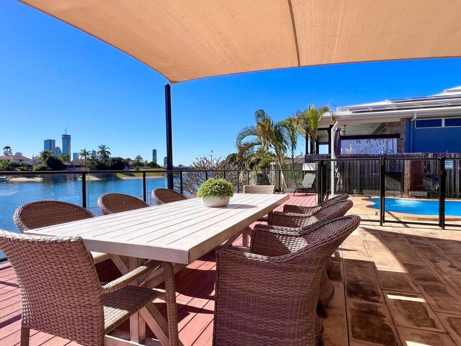 Villa Waterfront Family House With Pool, Bbq