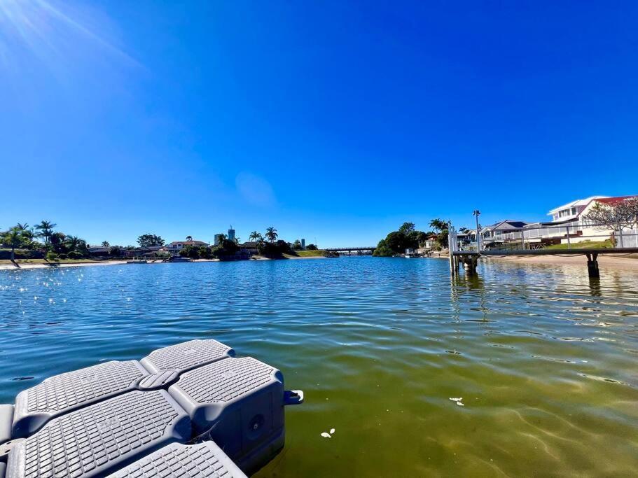 Waterfront Family House With Pool, Bbq Villa Gold Coast