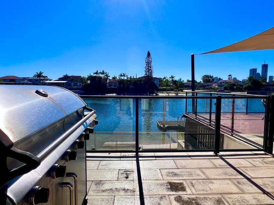 Villa Waterfront Family House With Pool, Bbq