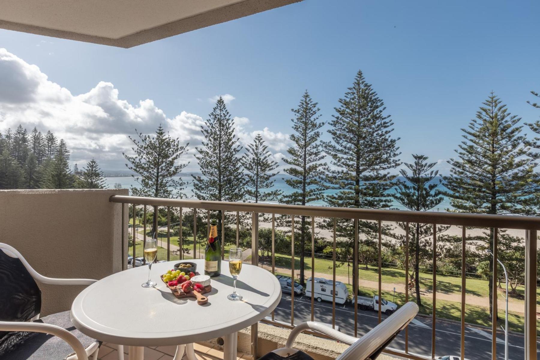 Aparthotel Columbia Beachfront On Rainbow Bay 4*