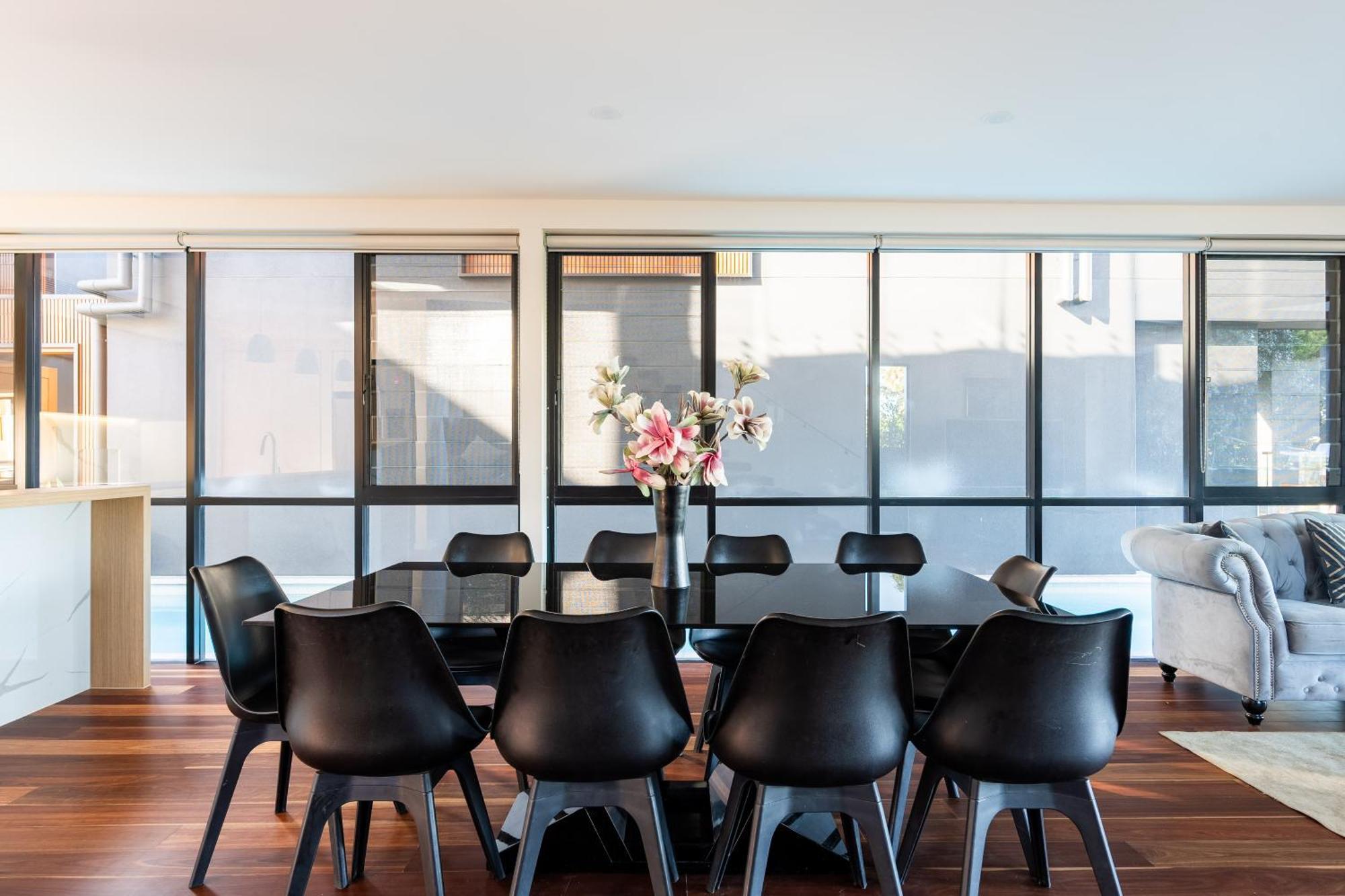 Brand New Modern 8 Bedroom In City Centre - Heated Modern Infinity Pool *