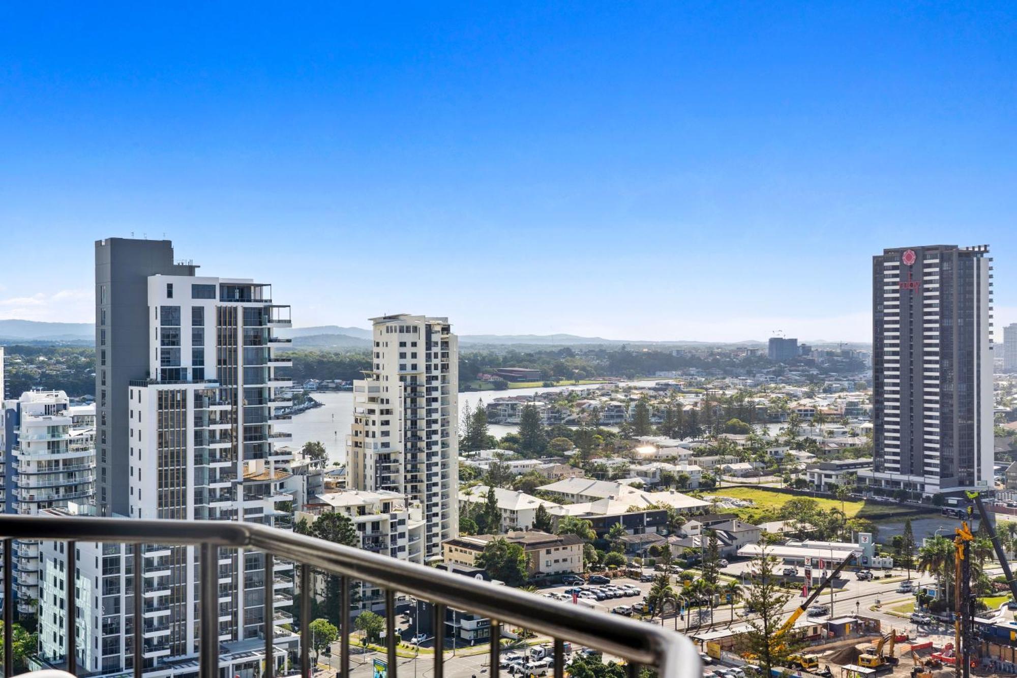 Beachside In Heart Of Surfers Paradise With Inn Gold Coast