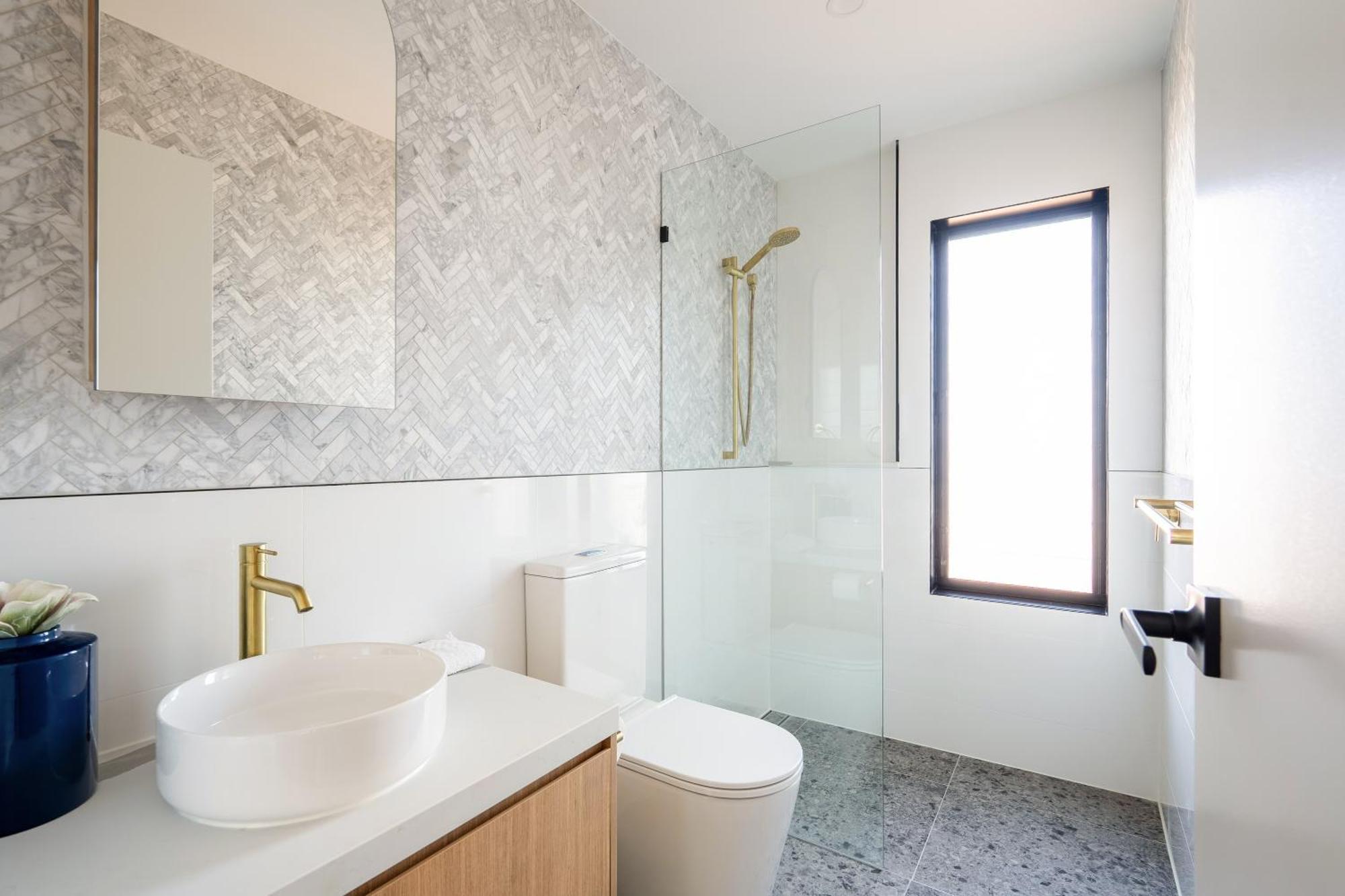 Brand New Modern 8 Bedroom In City Centre - Heated Modern Infinity Pool * Gold Coast