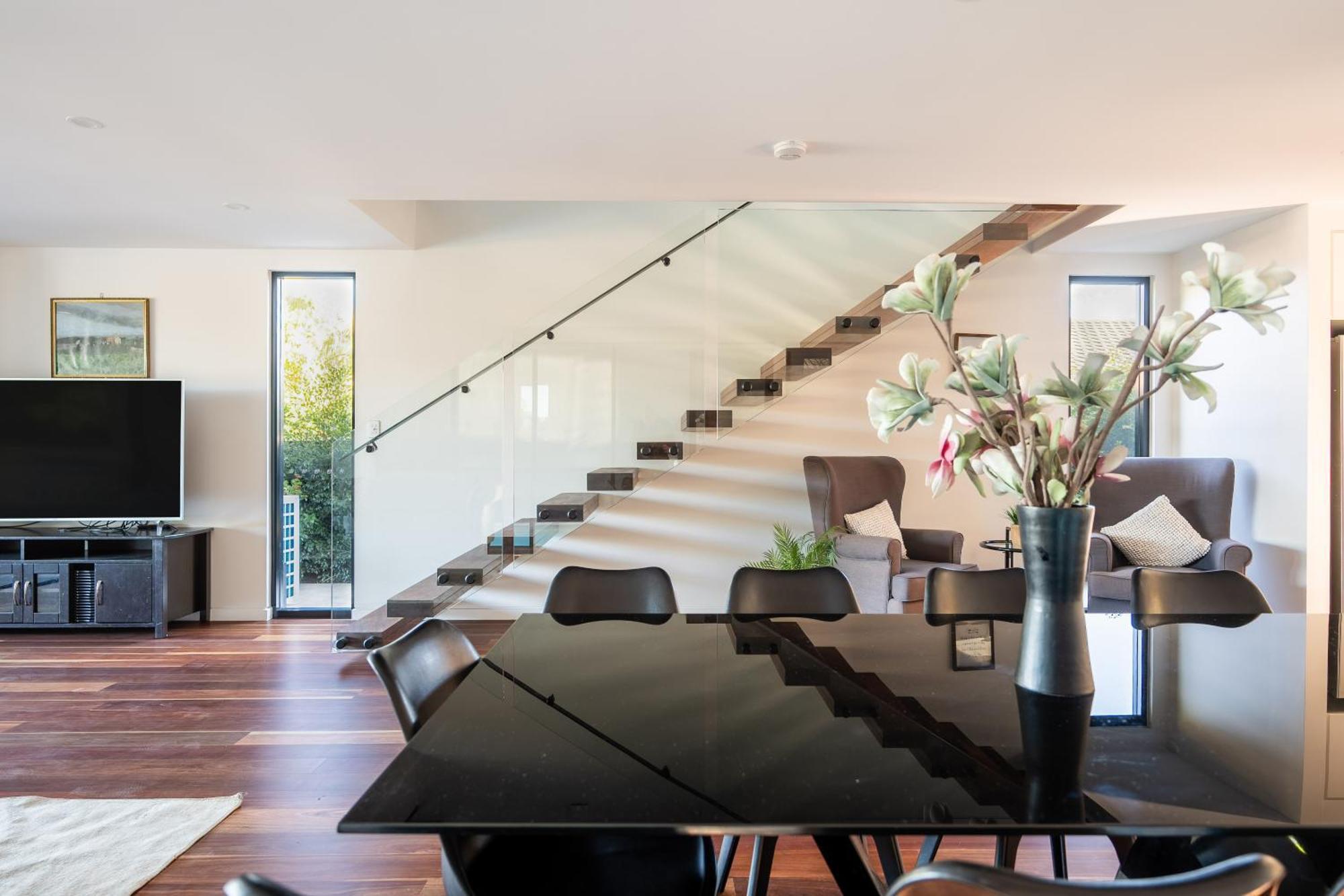 Brand New Modern 8 Bedroom In City Centre - Heated Modern Infinity Pool * Gold Coast