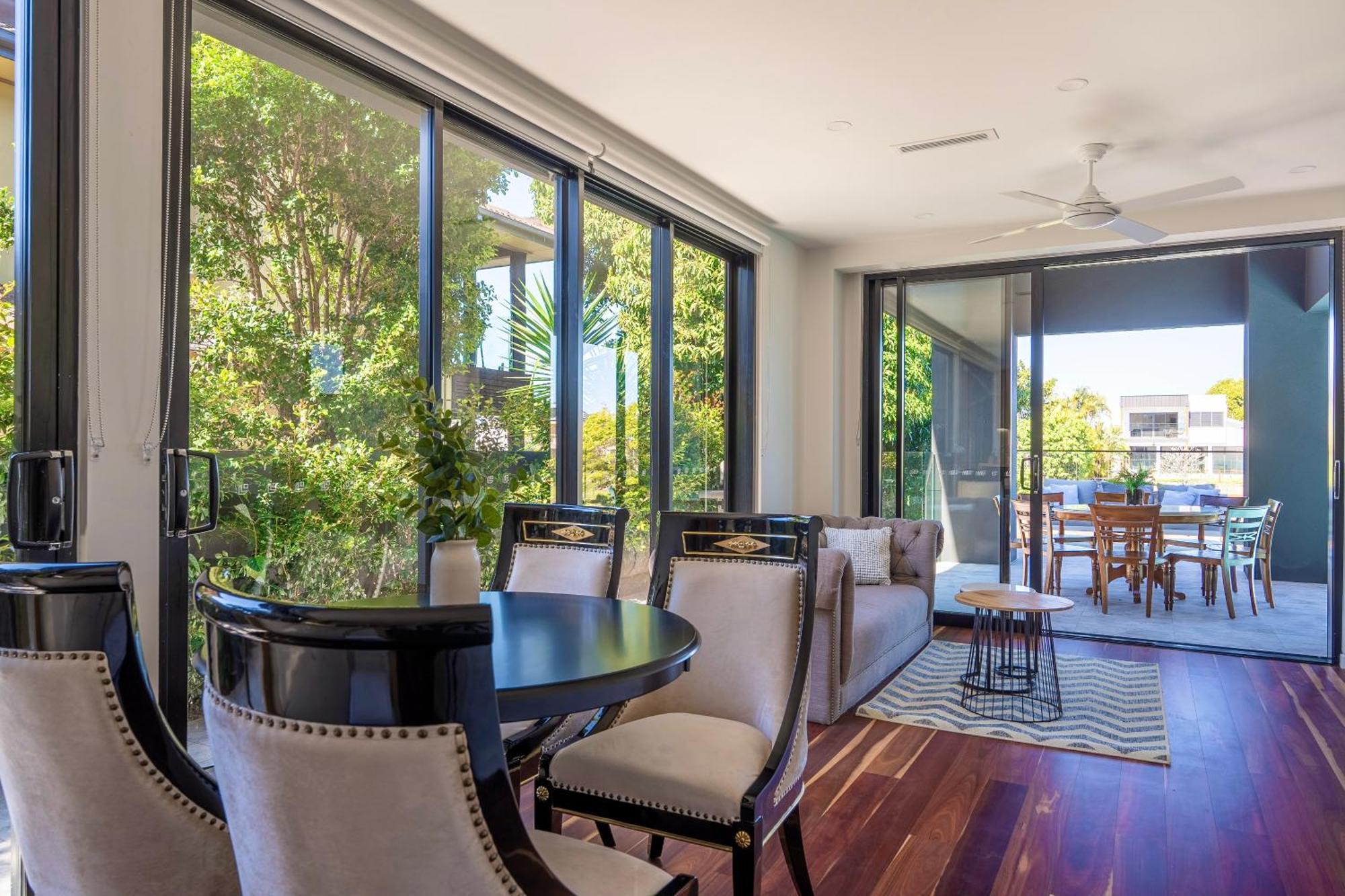 Brand New Modern 8 Bedroom In City Centre - Heated Modern Infinity Pool Villa Gold Coast