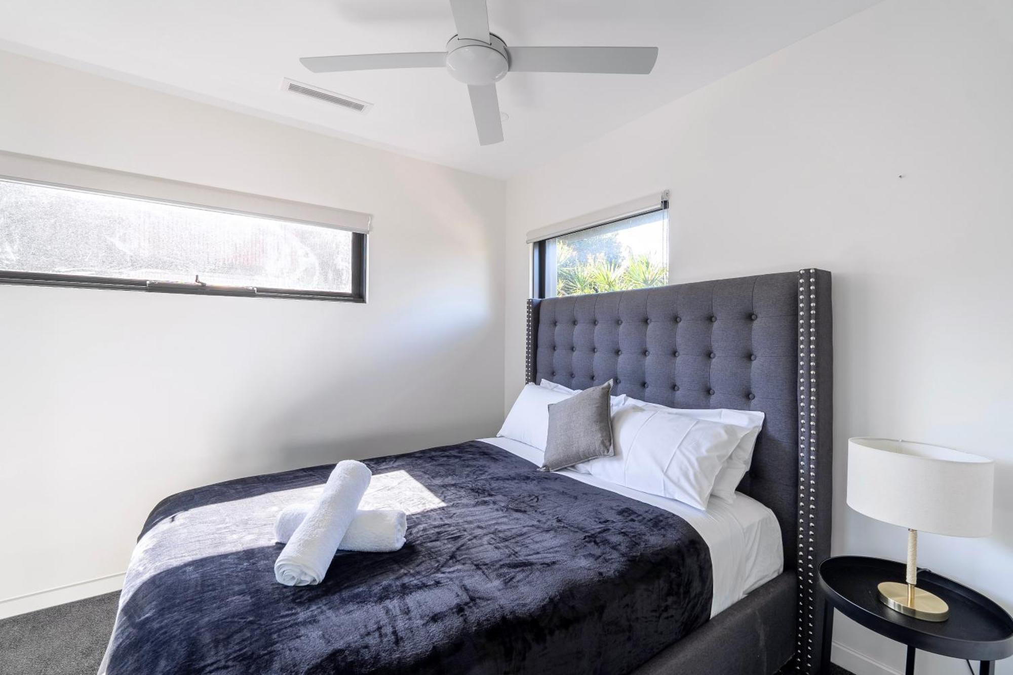 Brand New Modern 8 Bedroom In City Centre - Heated Modern Infinity Pool *