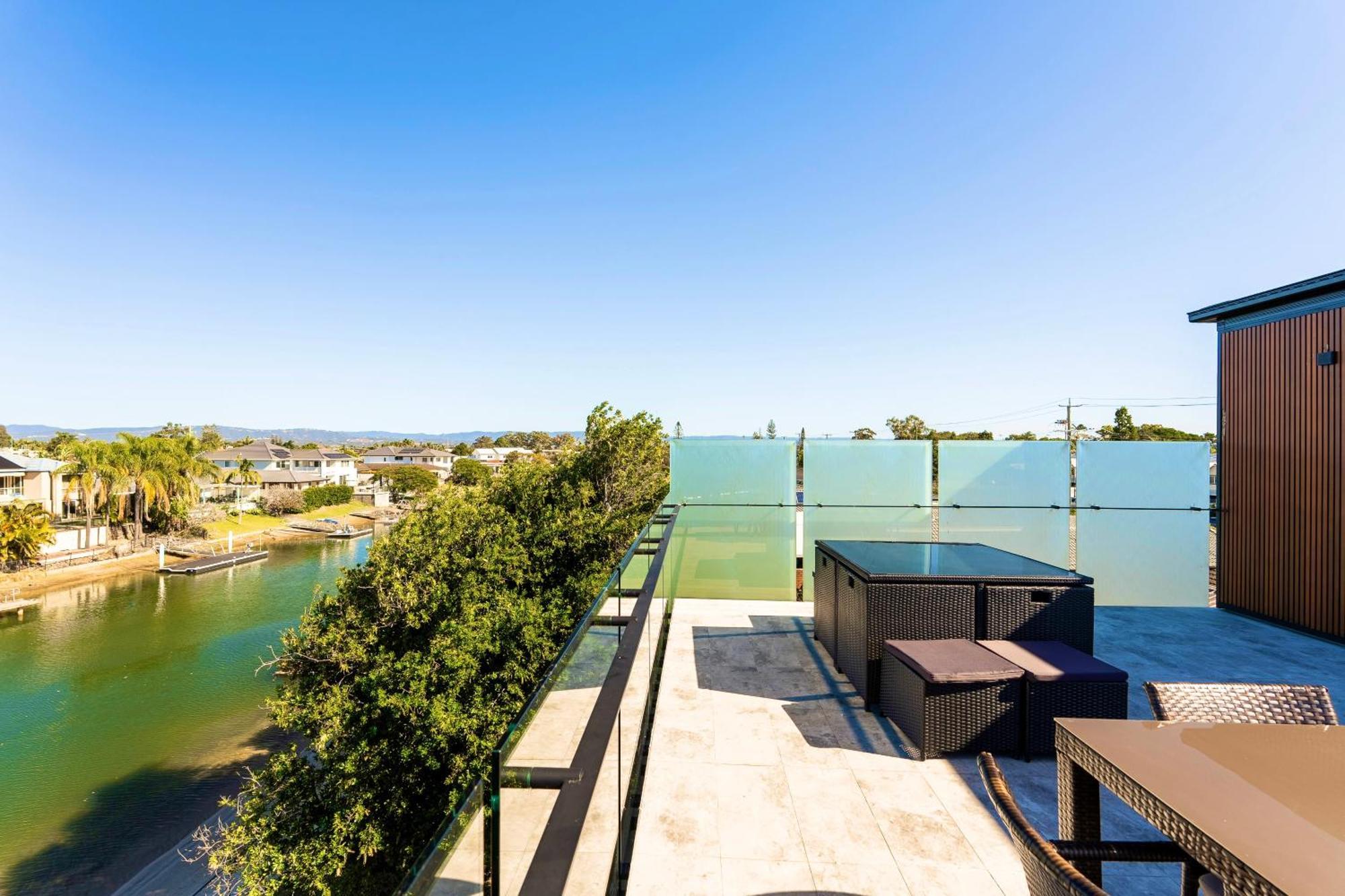 Brand New Modern 8 Bedroom In City Centre - Heated Modern Infinity Pool Villa Gold Coast