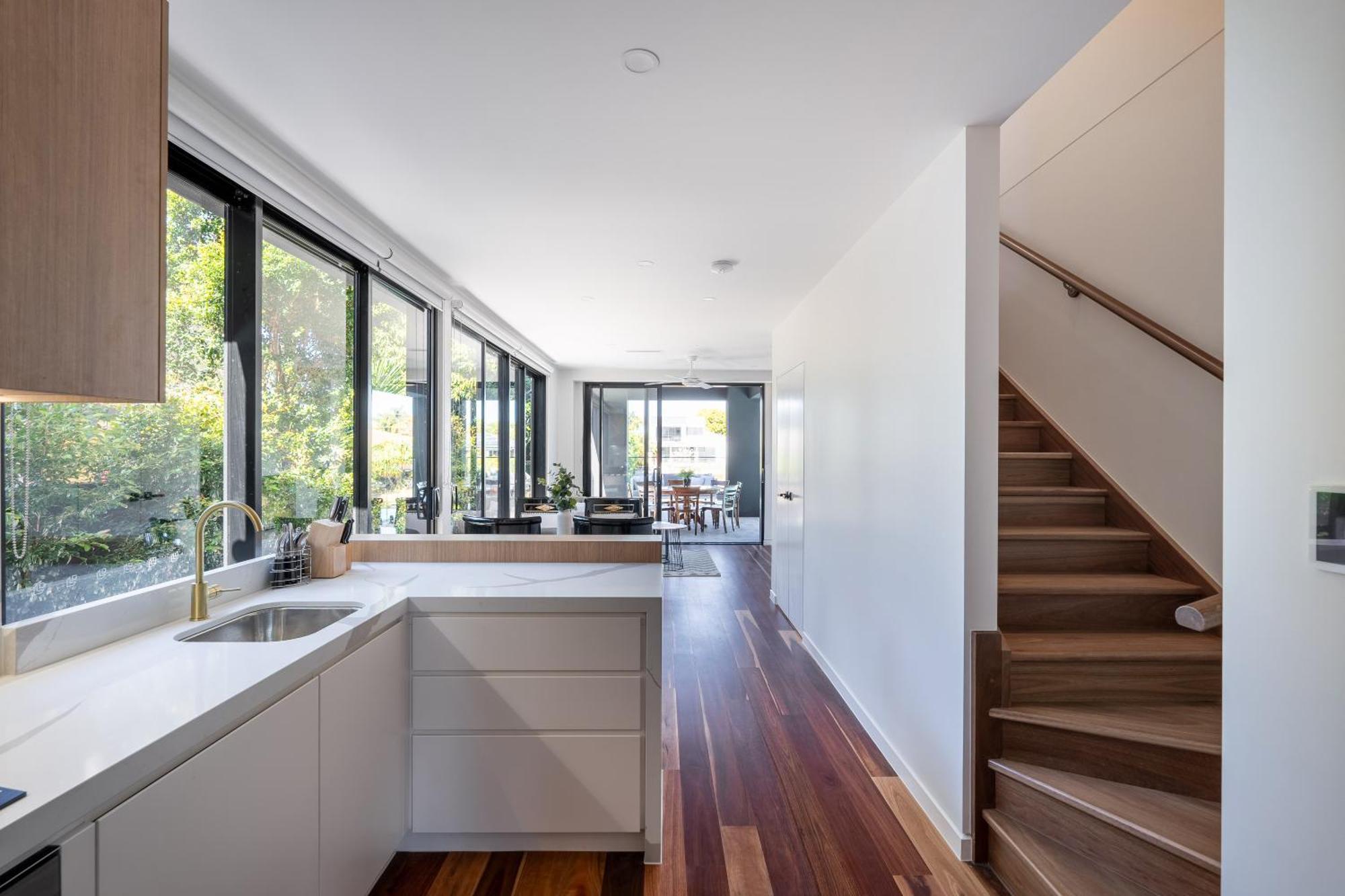 Brand New Modern 8 Bedroom In City Centre - Heated Modern Infinity Pool Gold Coast