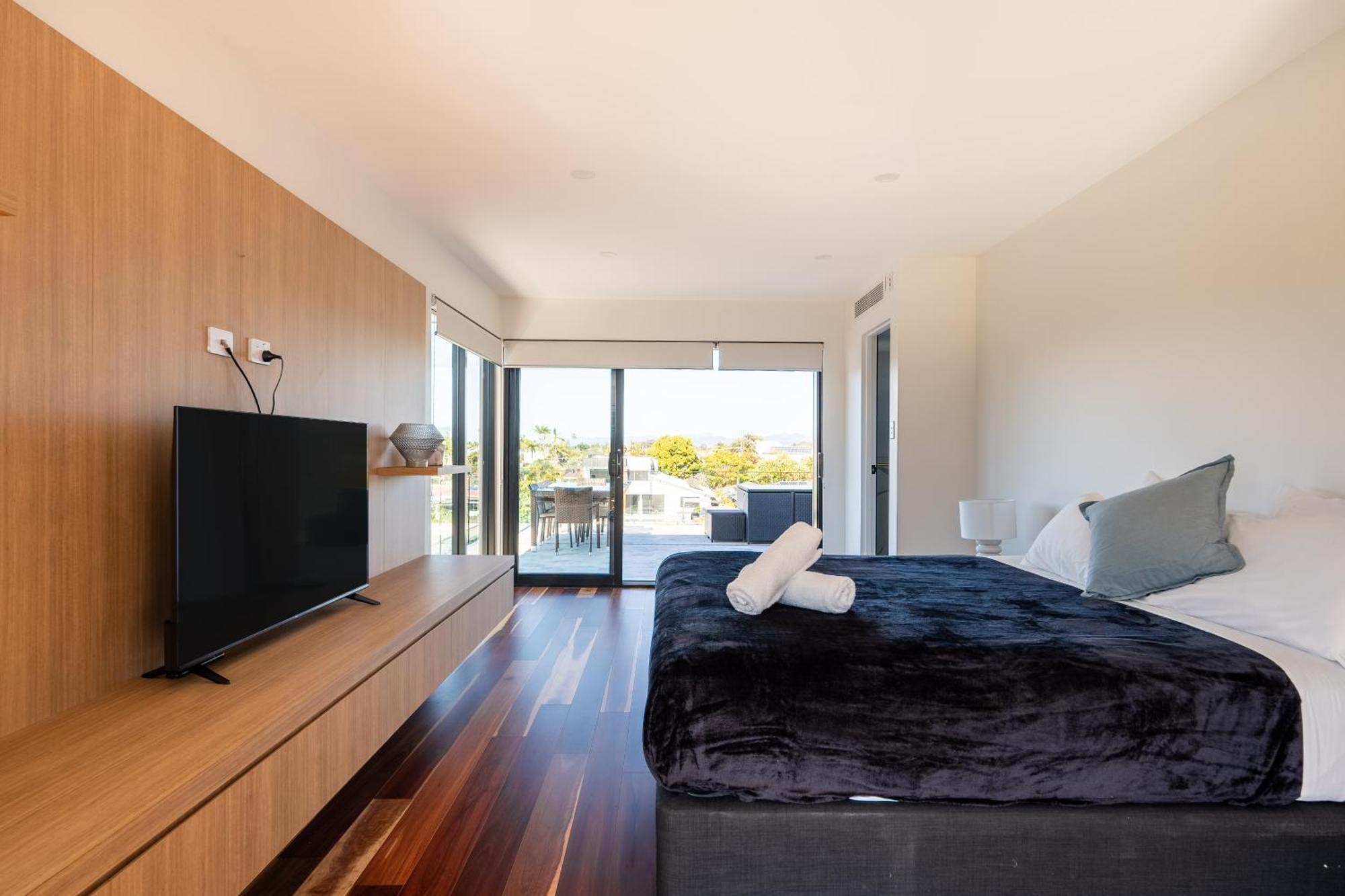 Brand New Modern 8 Bedroom In City Centre - Heated Modern Infinity Pool * Gold Coast
