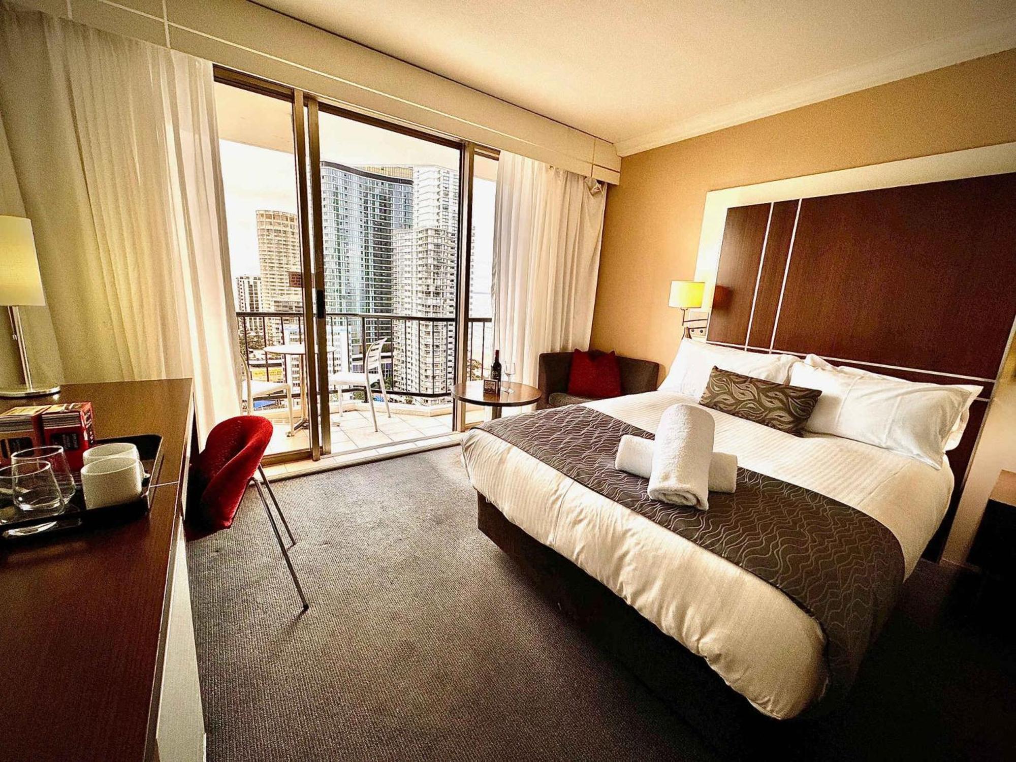 Beachside In Heart Of Surfers Paradise With Inn Gold Coast
