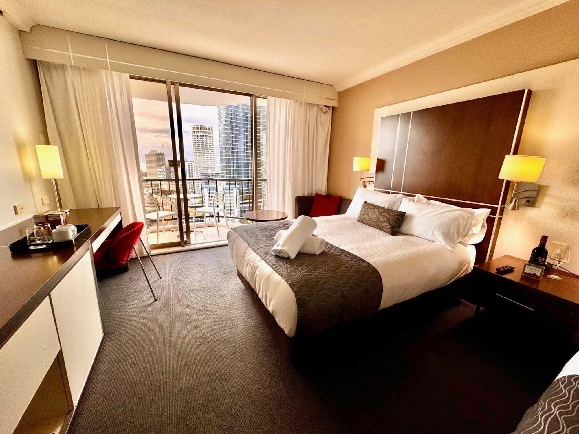 Beachside In Heart Of Surfers Paradise With *