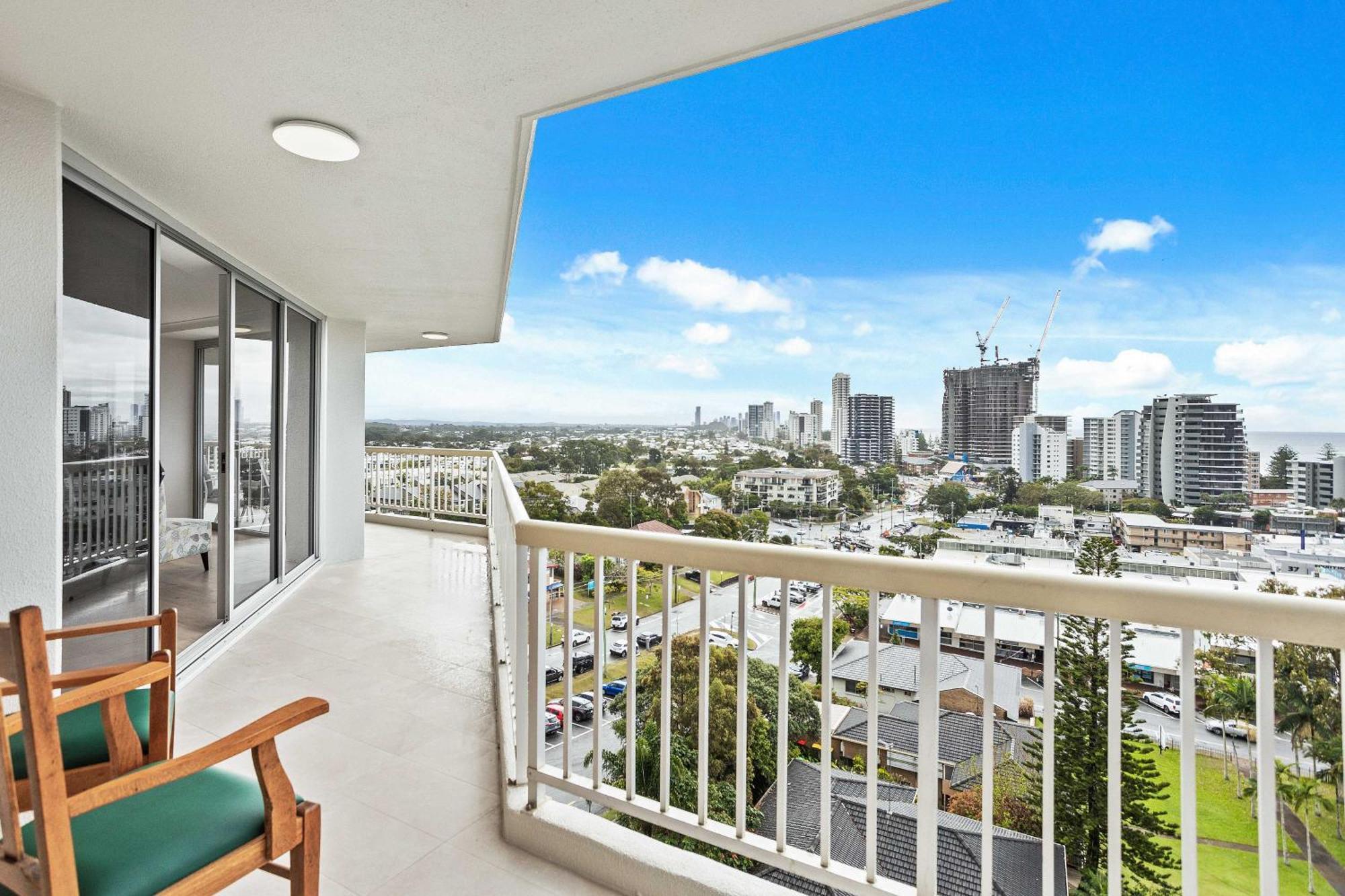 Apartment Expansive Hilltop Ocean Views In Burleigh Heads *