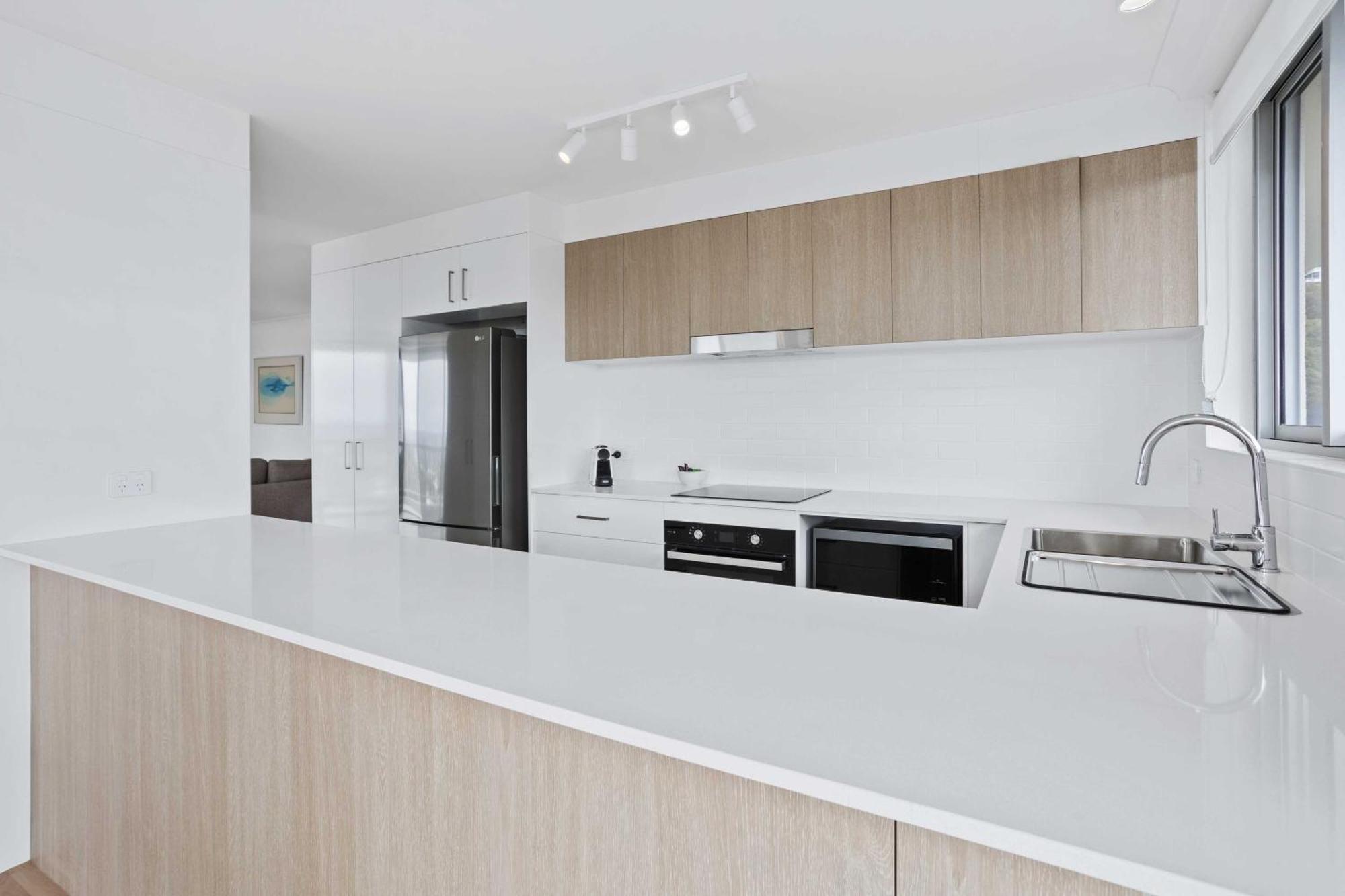 Expansive Hilltop Ocean Views In Burleigh Heads