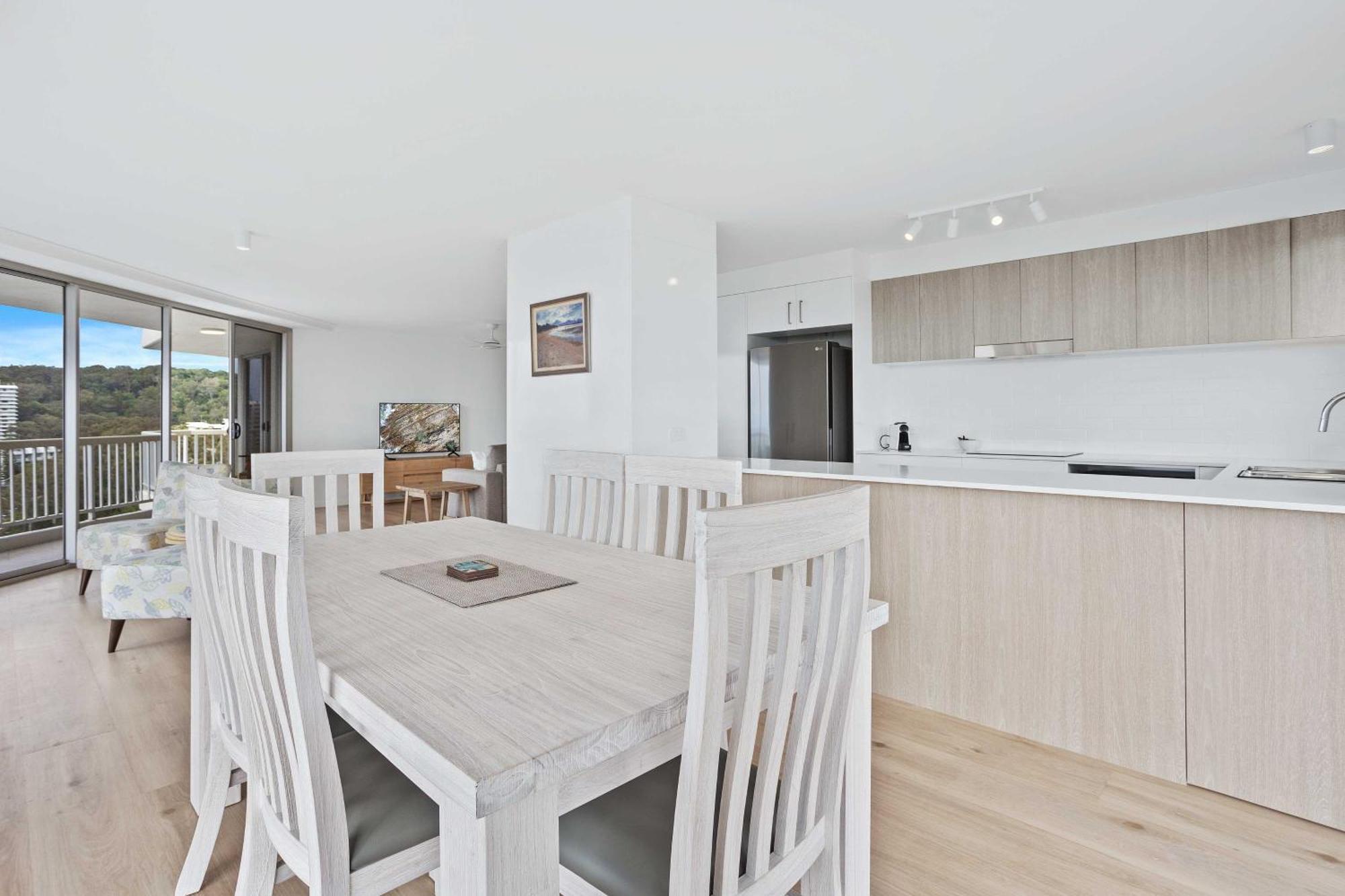 Expansive Hilltop Ocean Views In Burleigh Heads Apartment *