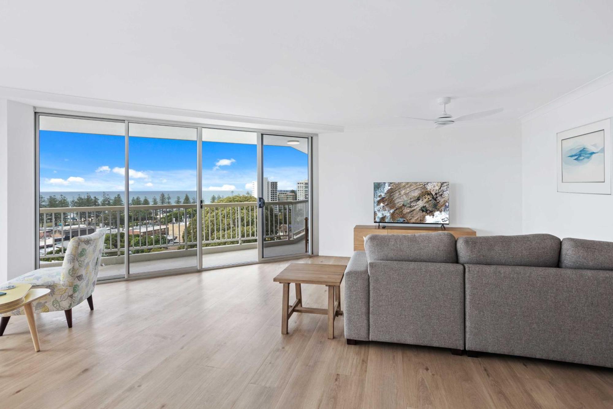 Expansive Hilltop Ocean Views In Burleigh Heads Apartment *