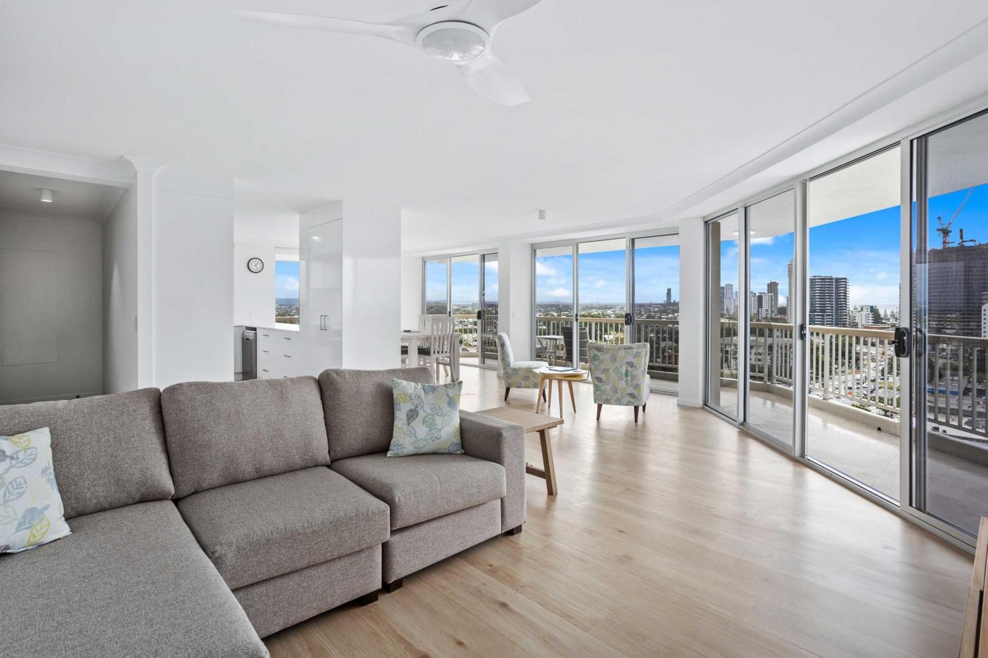 Expansive Hilltop Ocean Views In Burleigh Heads Apartment *
