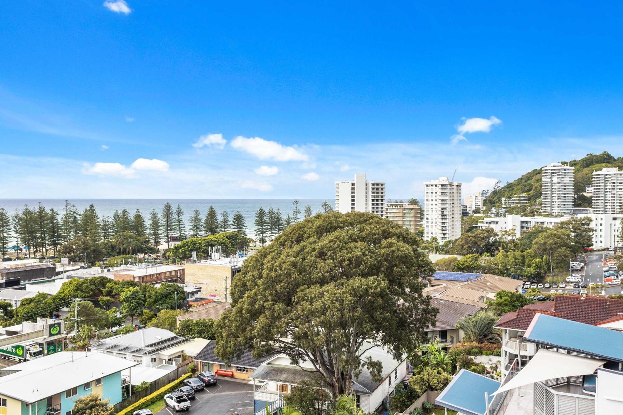 Expansive Hilltop Ocean Views In Burleigh Heads