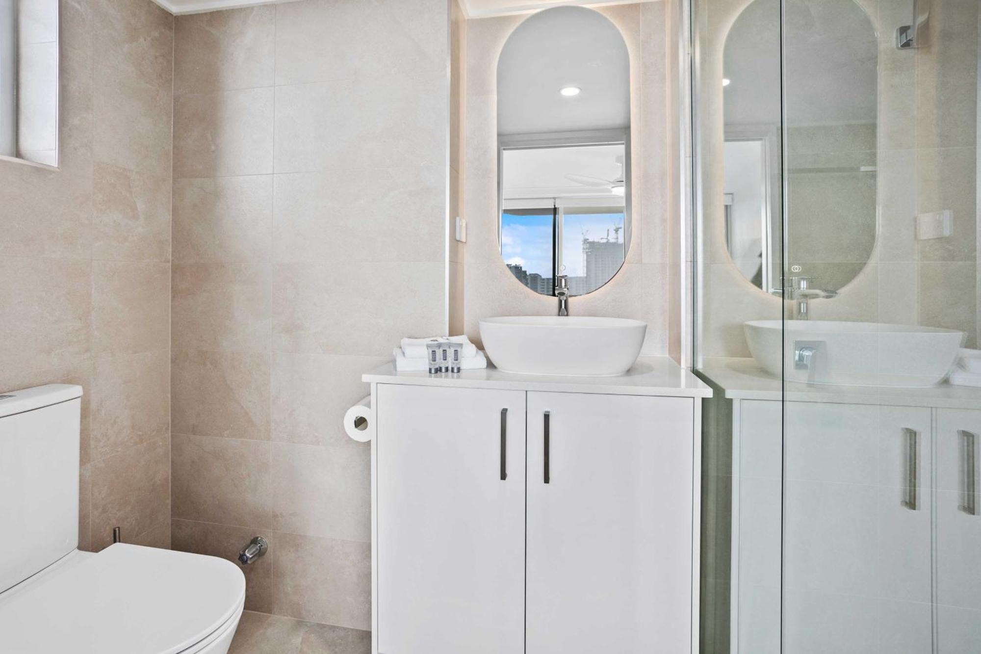 Expansive Hilltop Ocean Views In Burleigh Heads Apartment *