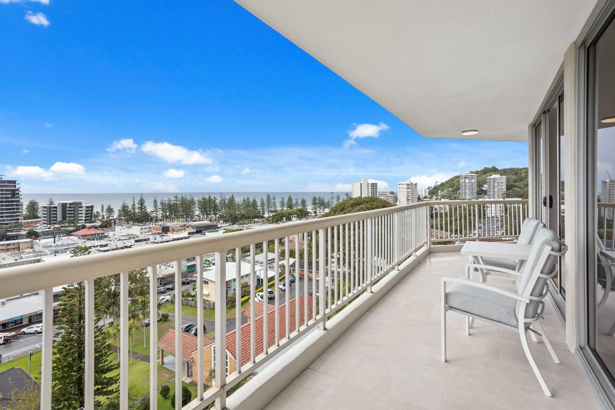 Expansive Hilltop Ocean Views In Burleigh Heads *