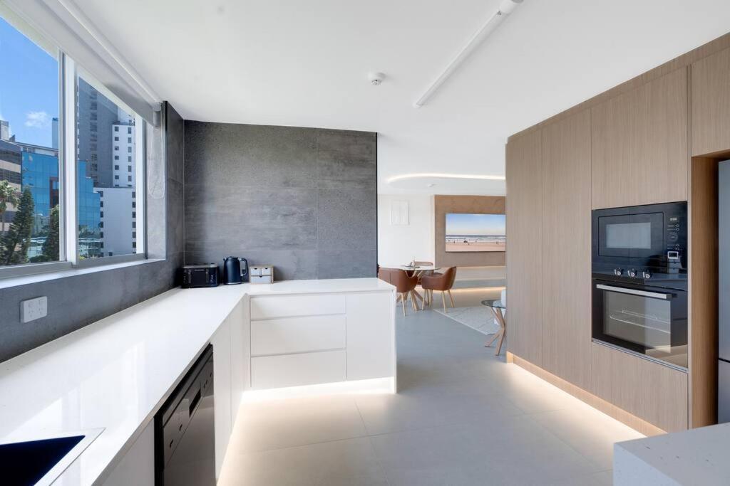 2br Modern Surfers Paradise Gold Coast