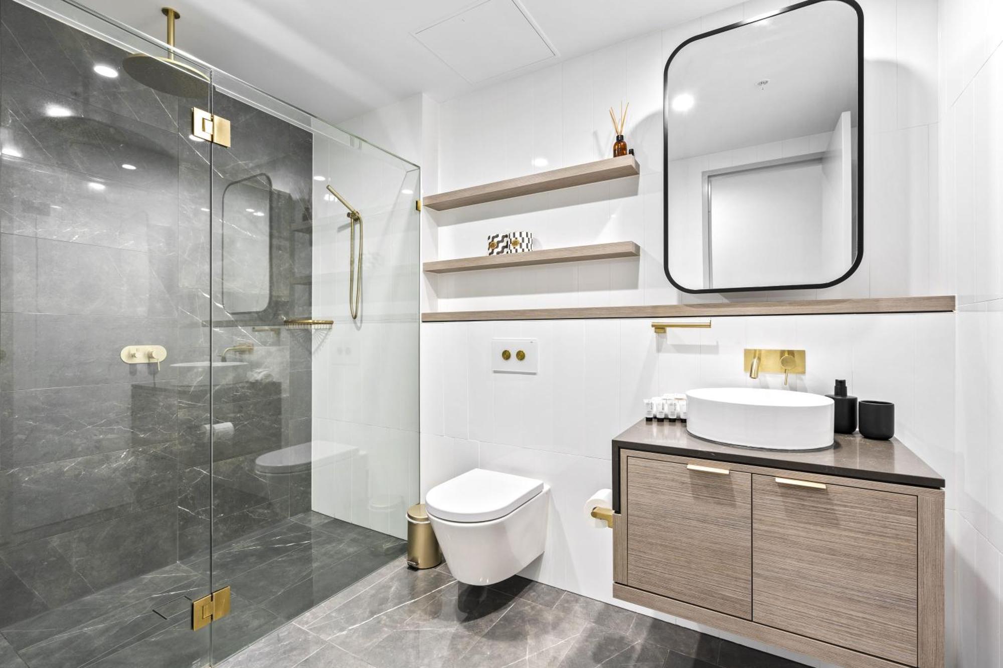Luxury High Floor 3 Bedroom Unit With Ocean Views - Q *