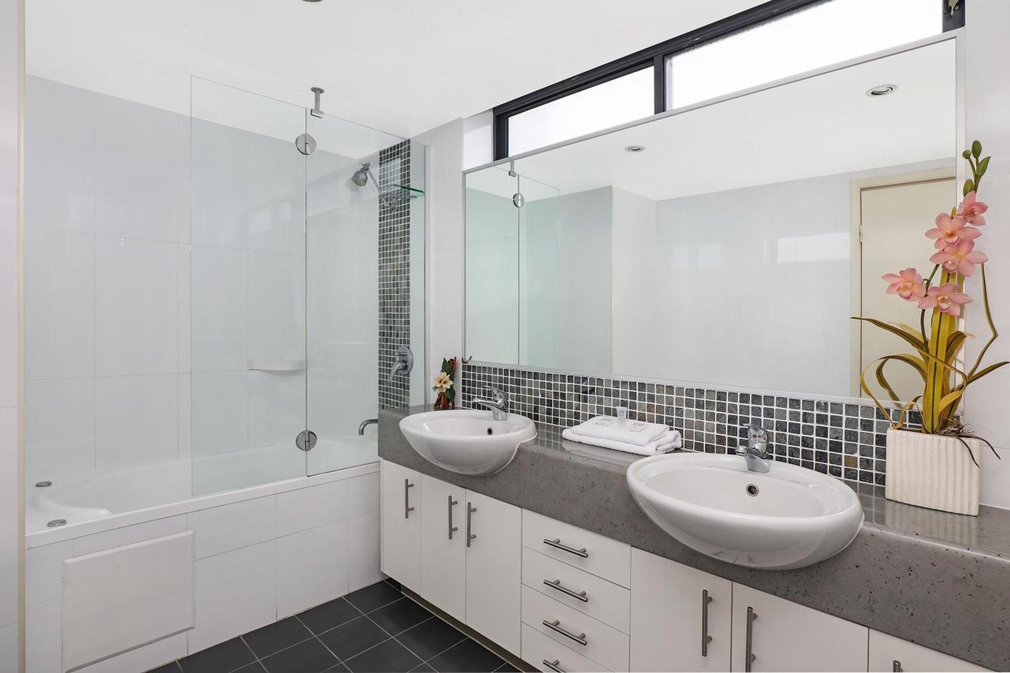 Aqualine On The Broadwater Aparthotel