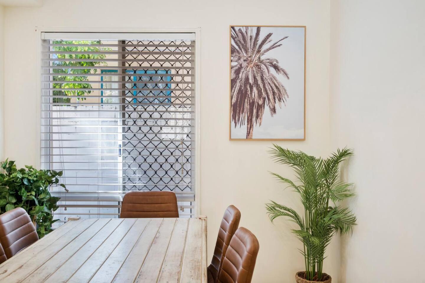 Sunalia - Dual-storey Chic On Chevron Island Apartment
