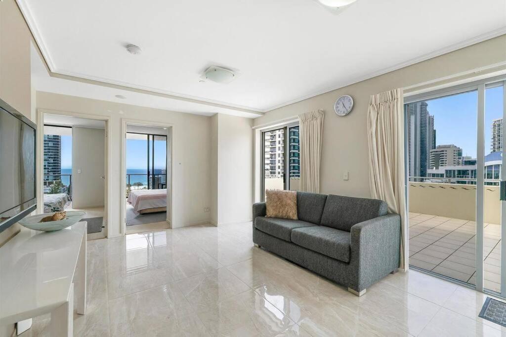 Oceanview Located In The Heart Of Surfers - Self Contained, Privately Managed