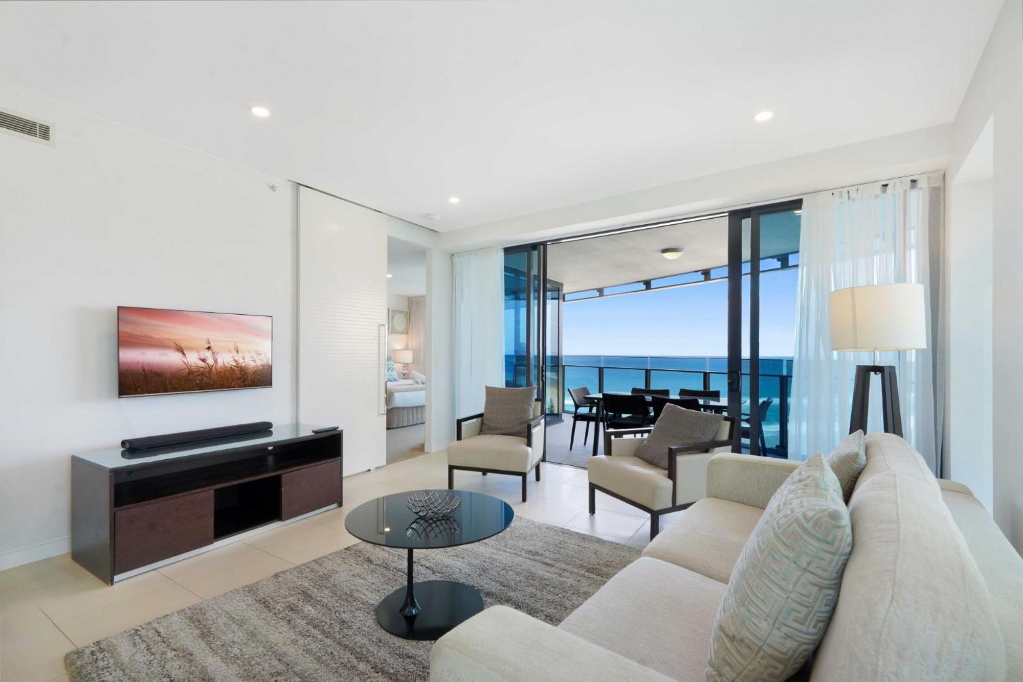 Apartment Beachfront 3-bed With Ocean Views, Pool, Gym & Bbq *