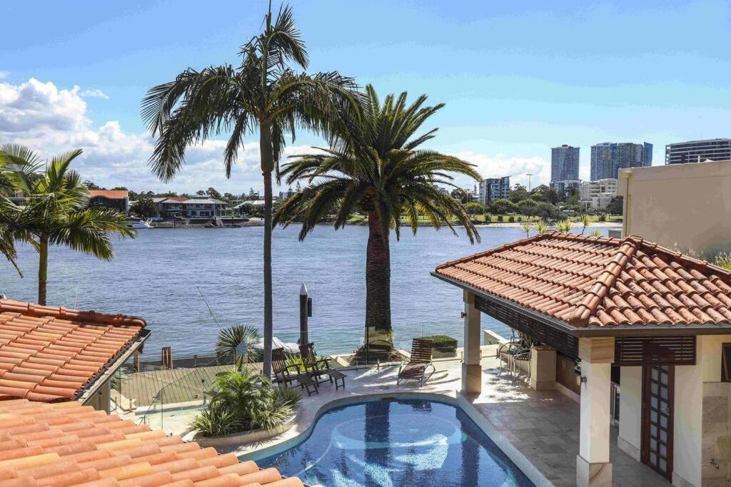 Main River Grandeur Mansion, 5bed, Pool & Sauna Gold Coast