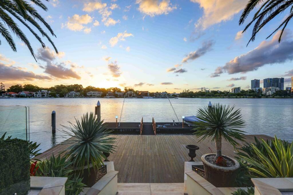 Main River Grandeur Mansion, 5bed, Pool & Sauna Gold Coast