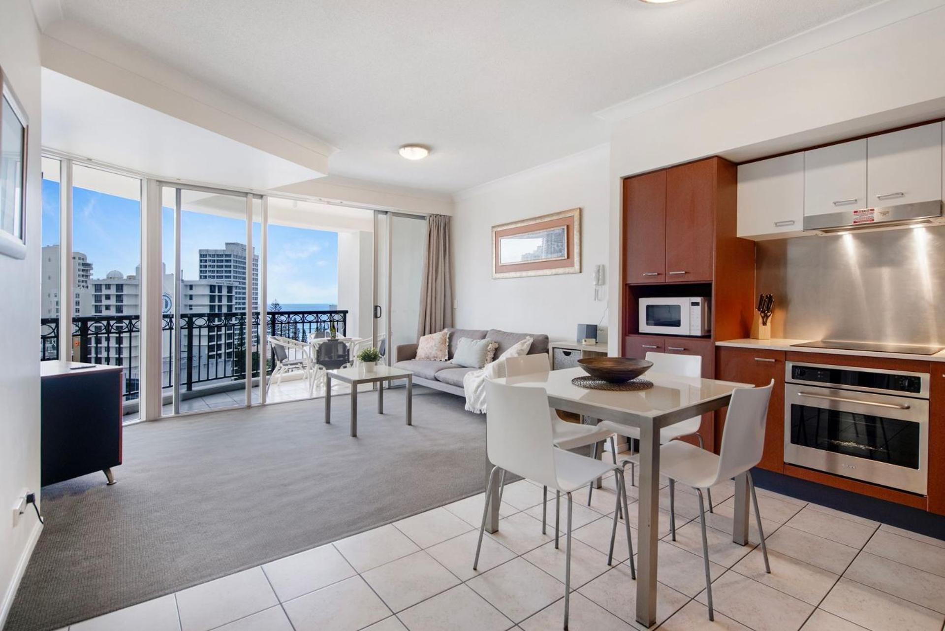 Chevron Renaissance - Spacious 2 Bedroom Haven - Coasthm Apartment