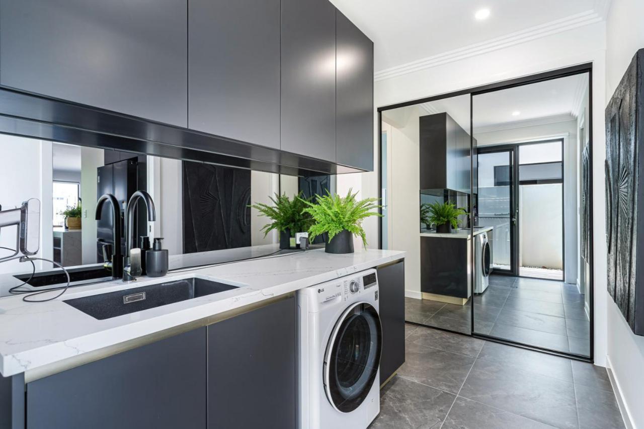Absolute Waterfront Elegancy * Gold Coast