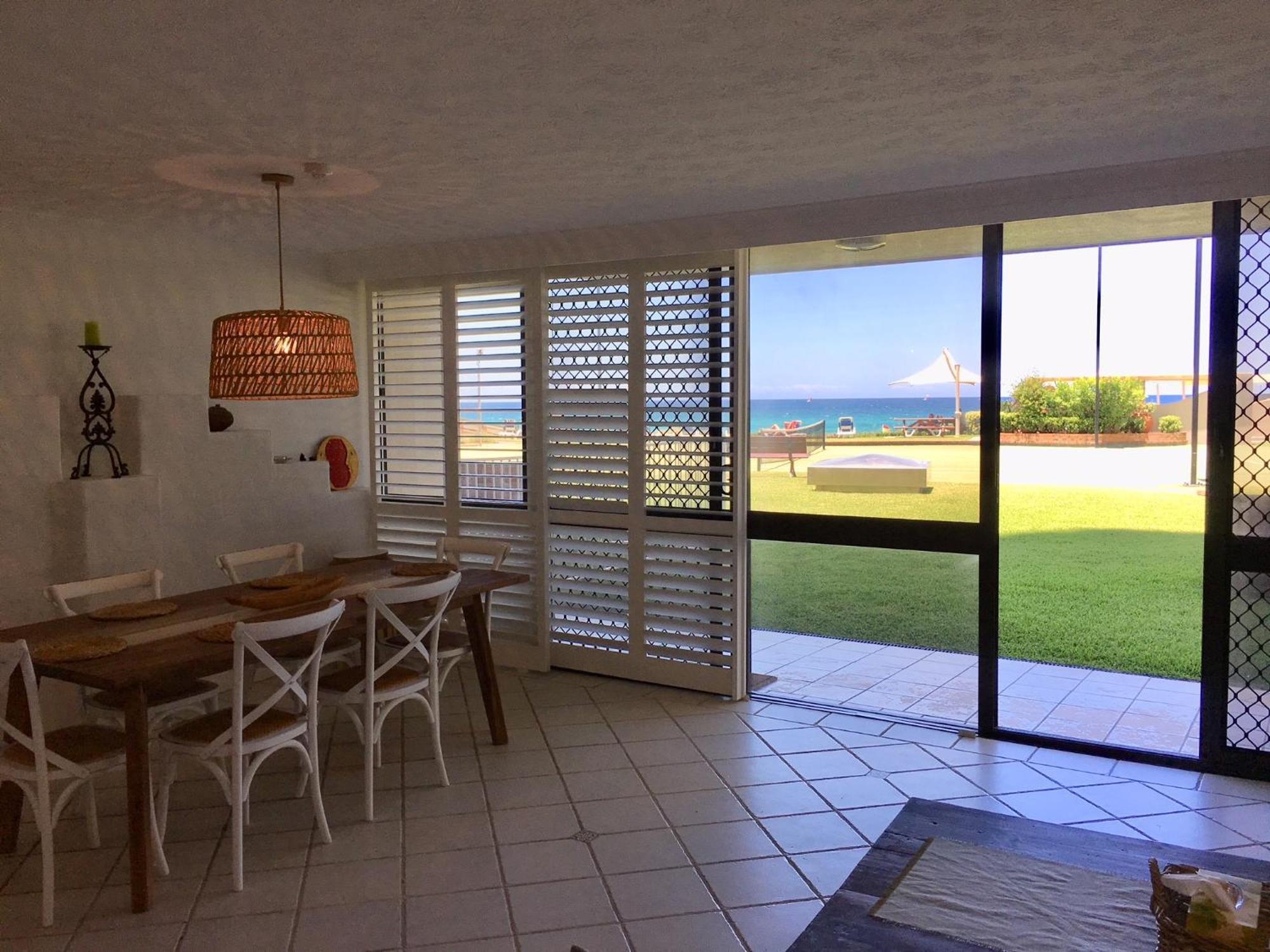 Aparthotel Breakers North Absolute Beachfront - Official Gold Coast