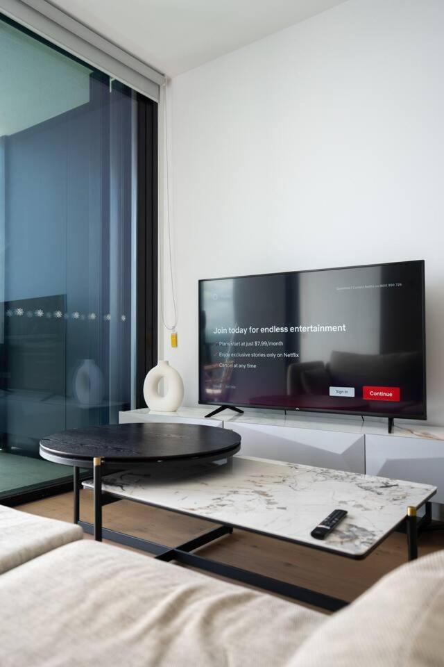 Serene Hinterland Views From The Star - One Bedroom Luxe On The Star Apartment