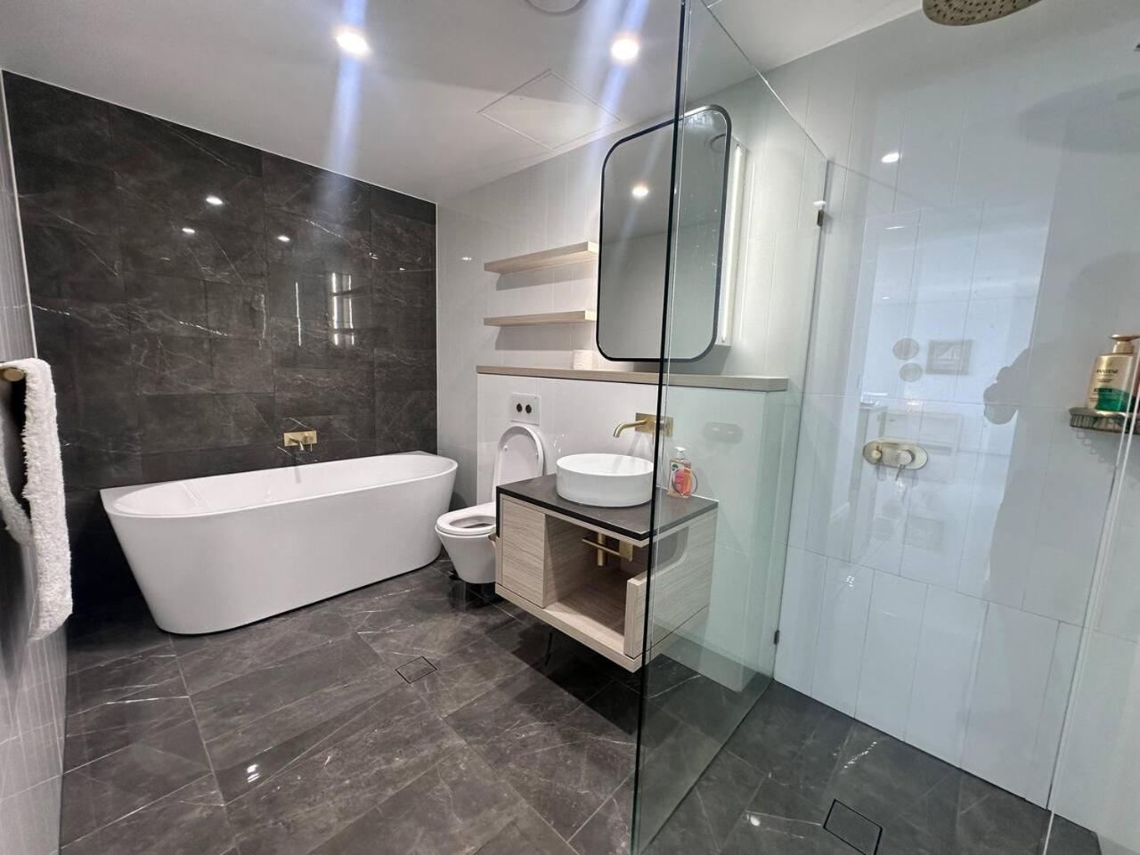 Clear Water Serenade Lv 50 Skyhome At Ocean Meriton Apartment *