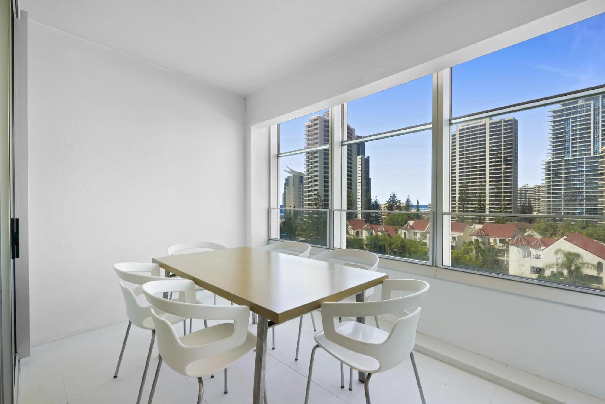 Scenic 2-bed With Pool, Gym & Secure Parking *
