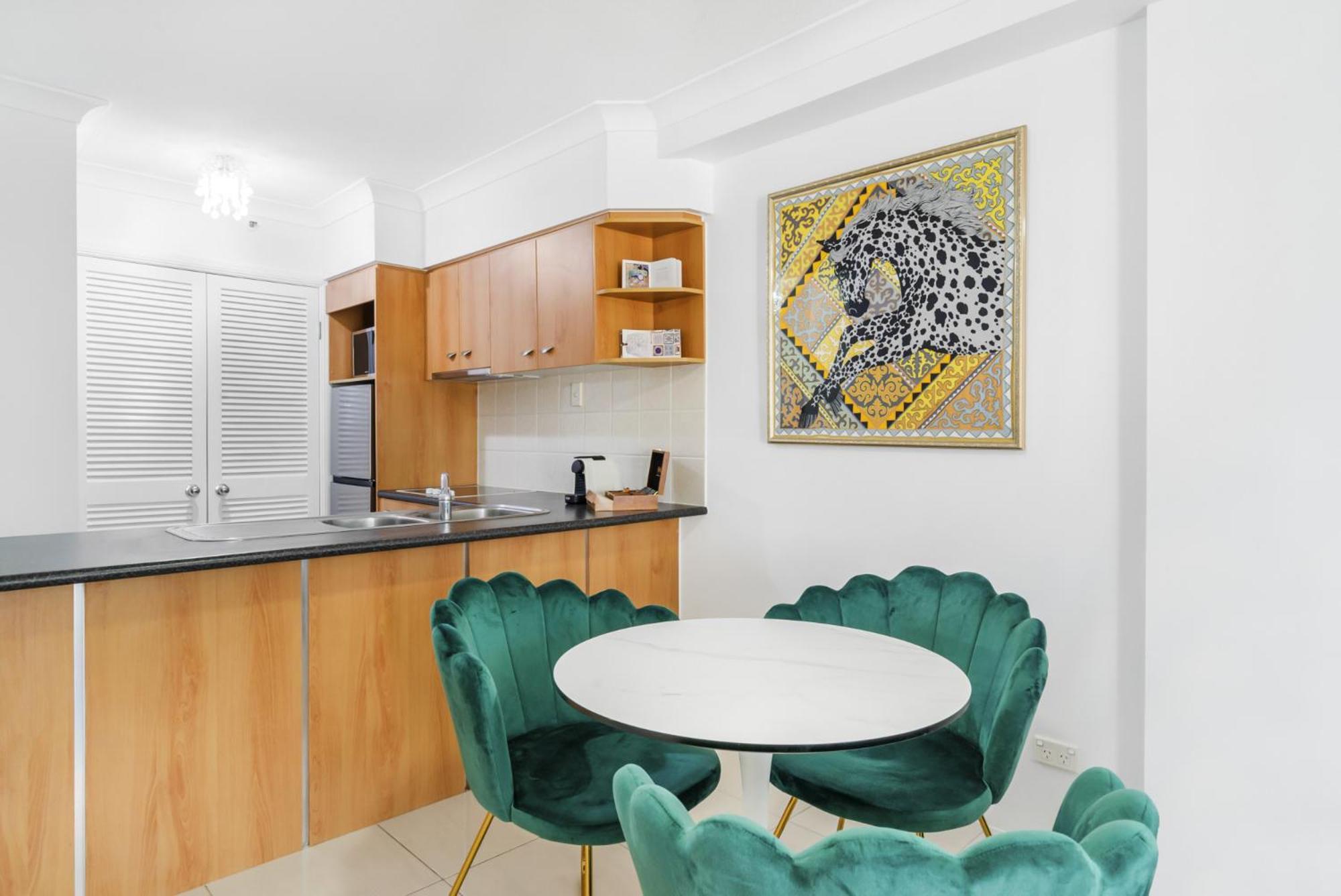 Broadbeach 1-bed With Pools, Gym & Secure Parking Apartment *