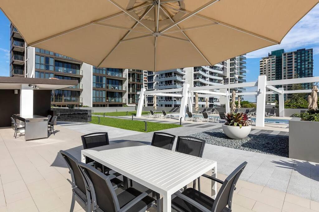 Broadbeach 2b2b Free Parking Apartment