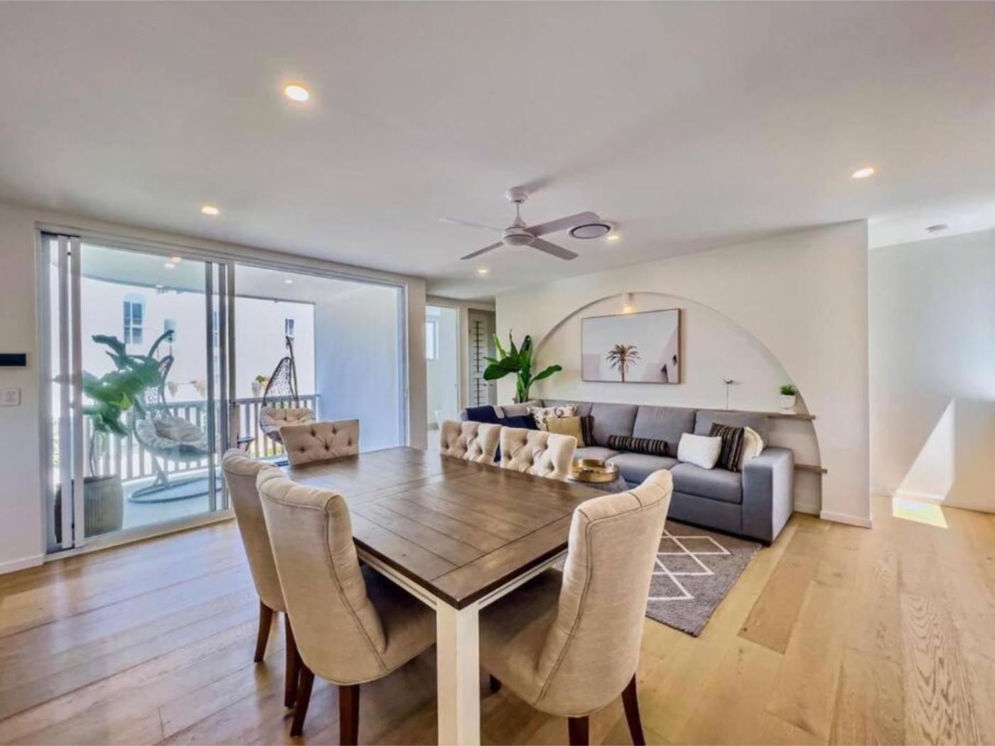 Brand New Large Luxury * Gold Coast