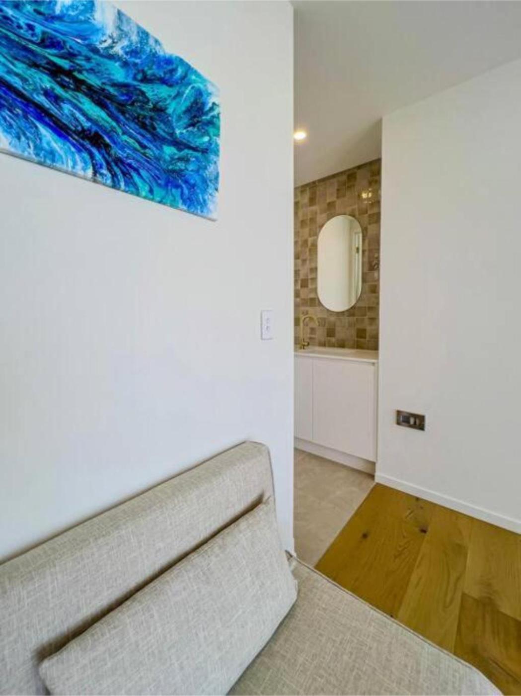 Brand New Large Luxury * Gold Coast