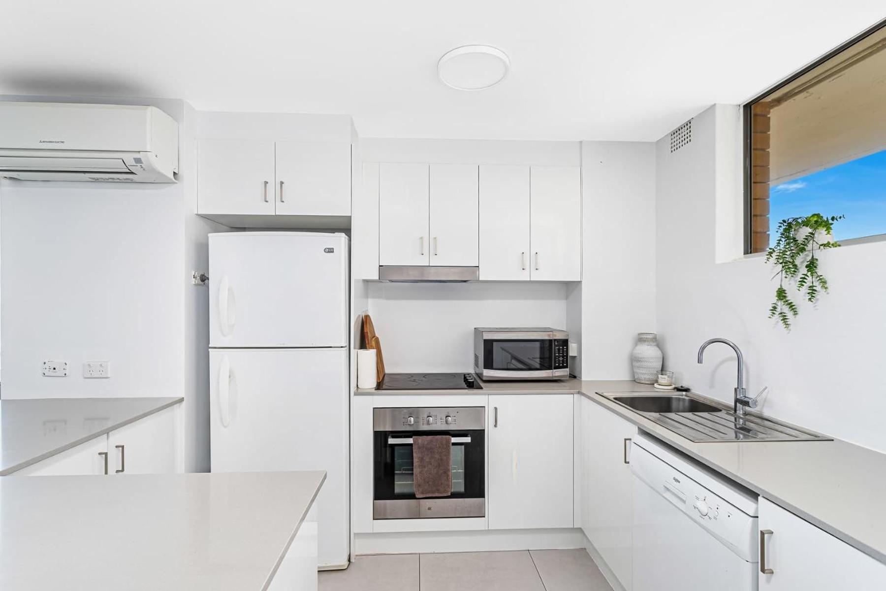 Surfers Paradise Beachfront Apartment