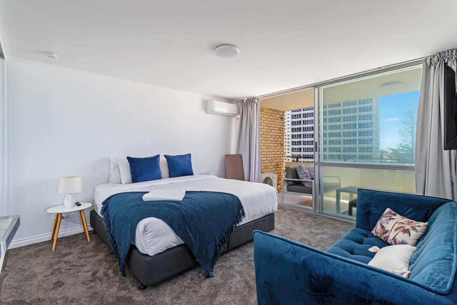 Surfers Paradise Beachfront Apartment *