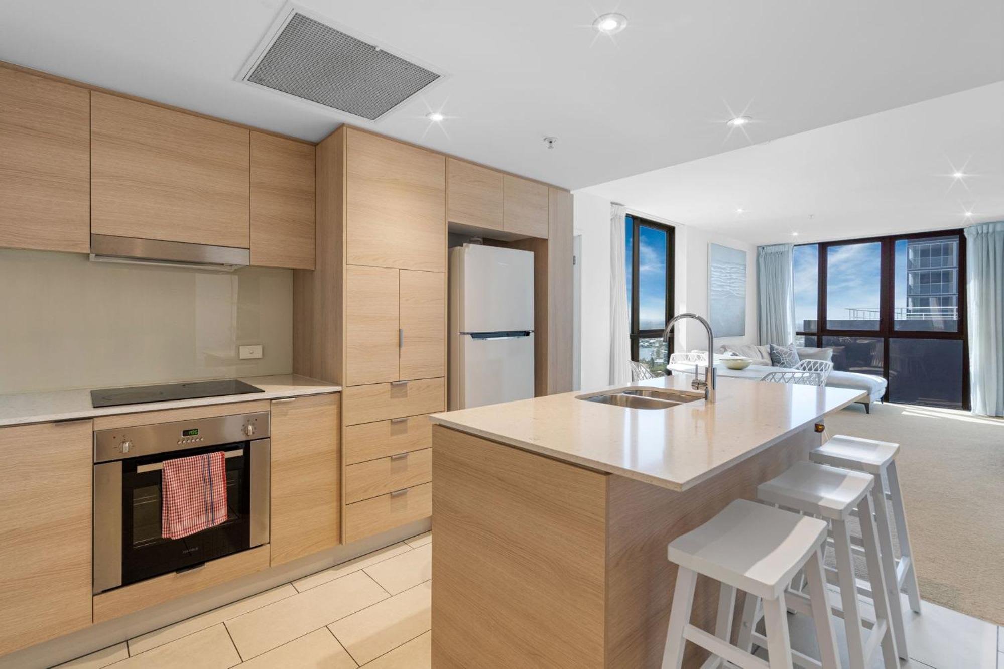 Broadbeach 2b2b Free Parking Apartment