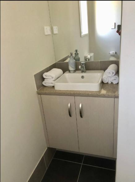 Bright 1 Bedroom 5km To Surfers Paradise Apartment