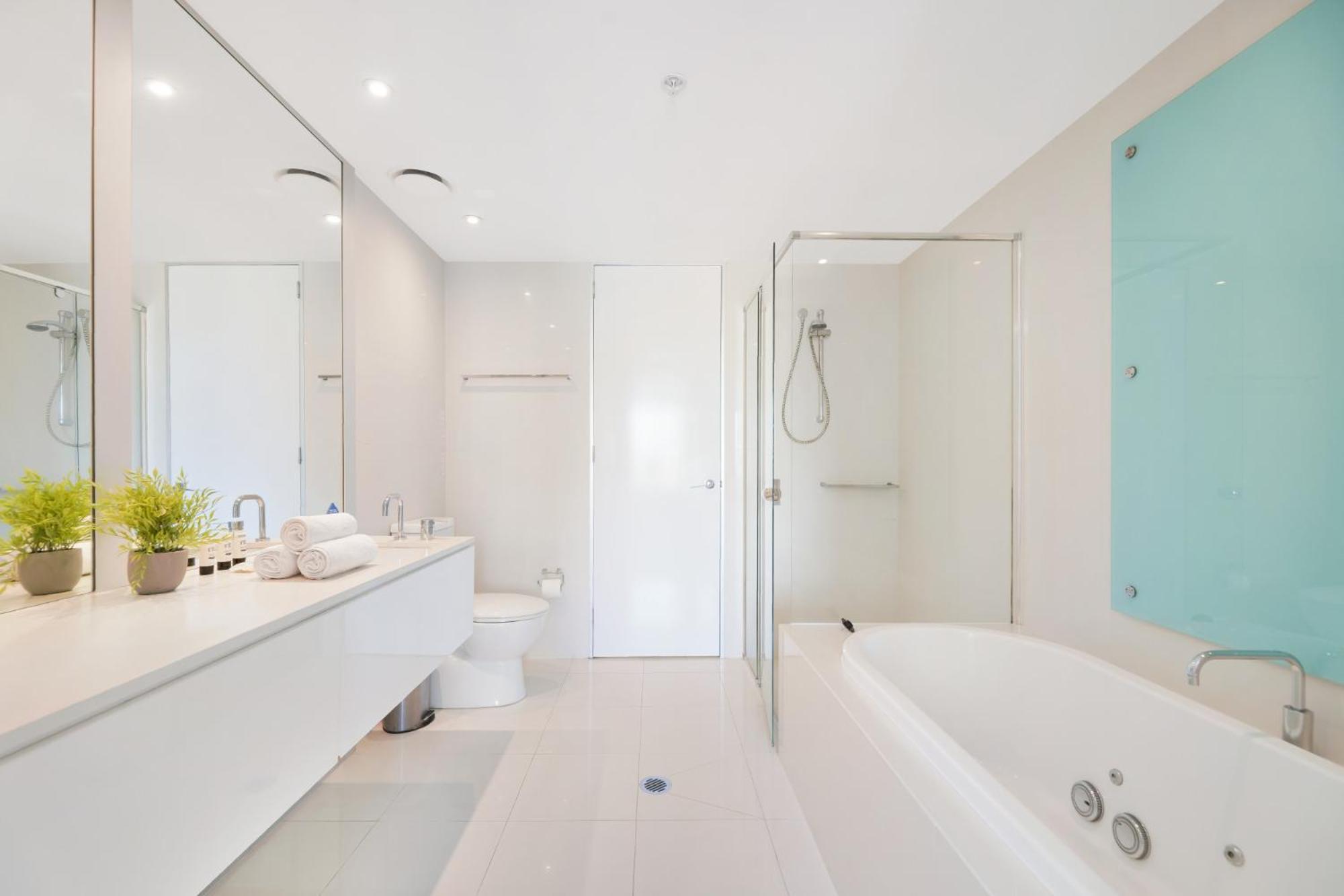 Scenic 2-bed With Pool, Gym & Secure Parking