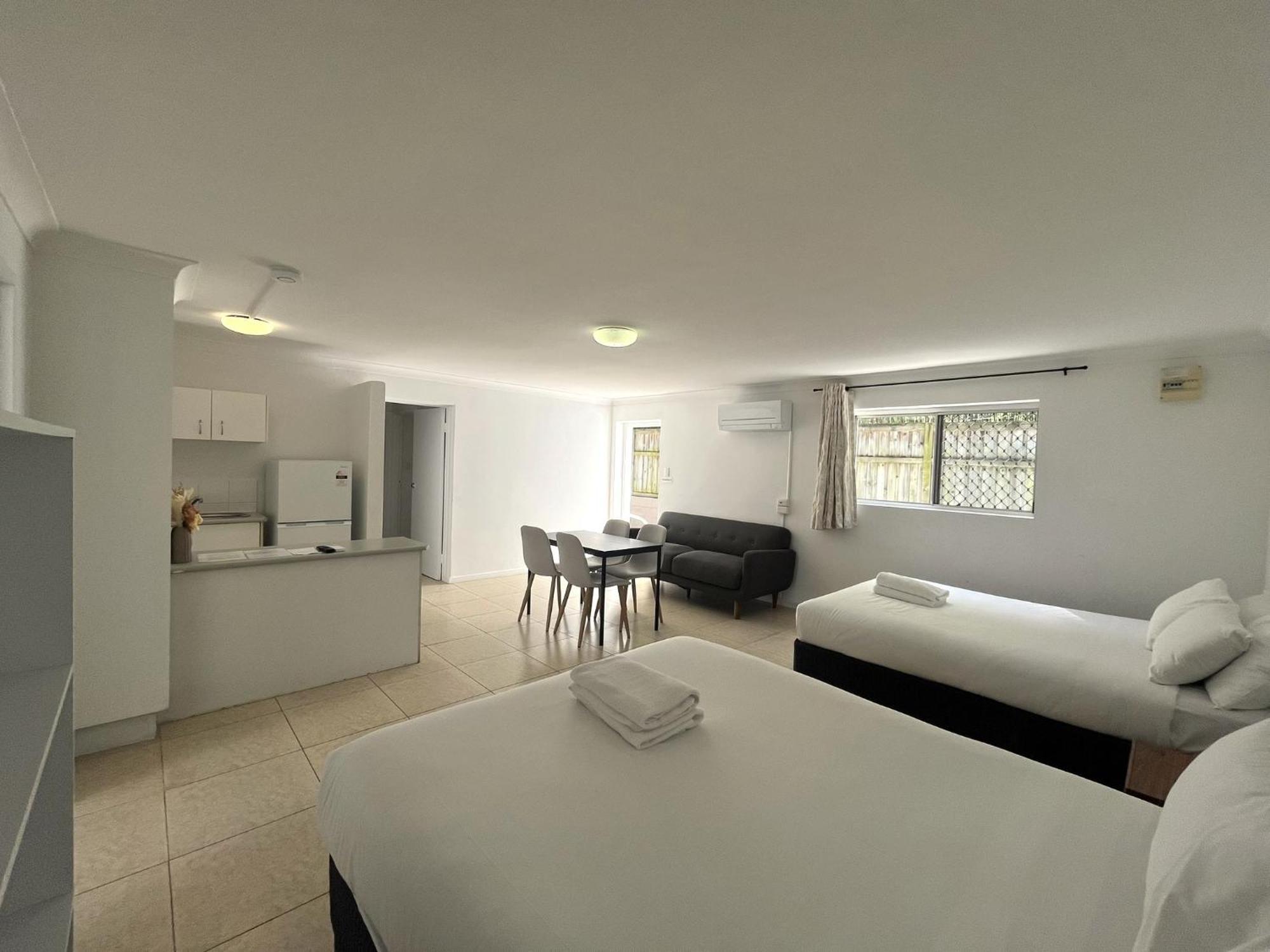 Browns Broadbeach Motel 3*